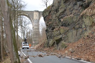 Drohender Felsabbruch: S 237 zwischen Falkenau und Hammerleubsdorf gesperrt - Mitarbeiter einer Spezialfirma haben lockere Steine von der Felswand abgeschlagen.