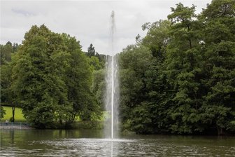 Drohendes Fischsterben: Plauener Stadtpark-Fontäne trotz Niedrigwasser zeitweise wieder in Betrieb - Die Plauener Stadtpark Fontäne wird nun zeitweise wieder angeschalten.