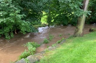 Drohendes Hochwasser wirft Fragen zum neuen Sperrwerk auf - An der Chemnitzer Straße in Niederwürschnitz fehlte am 28. August nicht viel, und die Würschnitz wäre über die Ufer getreten. 