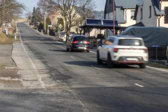 Drohendes Verkehrschaos im Erzgebirge: Aufatmen im Sehmatal - Die erneute Sperrung der Crottendorfer Straße in Neudorf als wichtige Verbindung zwischen Autobahnzubringer und Fichtelberg wird verschoben.