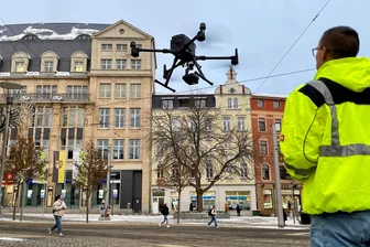 Drohne surrt über Plauener Stadtzentrum: Was der Einsatz bezweckte - Pilot Carlos Wetzstein ließ die Drohne der Kreisbehörde am Montagnachmittag über den Plauener Postplatz kreisen. Foto: