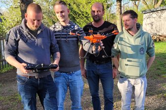 Drohnen sollen Kitzen das Leben retten - Die Kitzretter Kai Stöltzner, Richard Bauer, Kai Seidel und Dennis Hoffmann (v. l.).