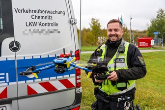 Drohnenüberwachung über der A 72: Polizei kontrolliert im Erzgebirge jetzt auch von oben - Premiere an der A 72: Bei Hartenstein kontrolliert Polizeihauptmeister Bangert die Einhaltung des Lkw-Überholverbots mithilfe einer Drohne.