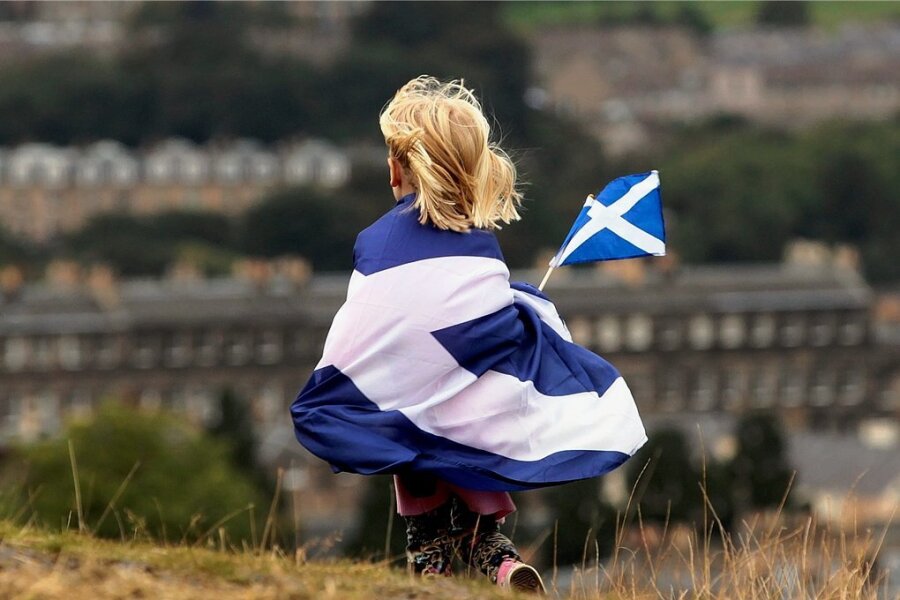 Droht das baldige Ende des Vereinigten Königreichs? - Schottland den Schotten: Ein Kind, in eine schottische Flagge gehüllt, während einer Demonstration für die Unabhängigkeit des des nördlichen Landesteils von Großbritannien. 