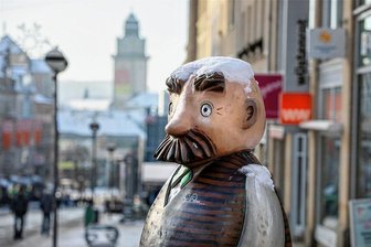 Droht den beliebten Vater-und-Sohn-Figuren in Plauen das Aus? - Die Schneehaube auf dem Kopf der Figur wird nun schmelzen, bei Rissen dringt Wasser ins Holz ein.
