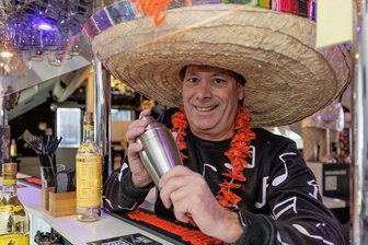 Droht der Annaberger Festhalle nach der Silvesterparty ein Dornröschenschlaf? - Kümmert sich schon mal um den nötigen Getränkevorrat für die große Silvesterfete: Party-Urgestein Till Schwabe.