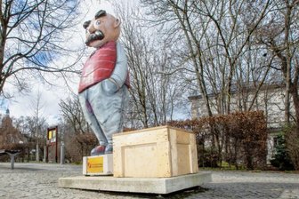Droht in Plauen den beliebten Vater-und-Sohn-Figuren das Aus? - Beim Vater und Sohn am Postplatz ist der Sohn verschwunden. Doch er soll zurückkehren.