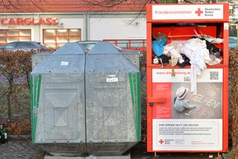 Droht jetzt die Altkleider-Krise in Mittelsachsen? Sammelcontainer werden in Freiberg und Flöha abgebaut - Teils landet Müll in den DRK-Kleidercontainern, wie hier am Meißner Ring in Freiberg. Nun sollen die Sammelcontainer abgebaut werden.