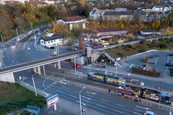 Droht Nahverkehr im Vogtland ein Finanzkollaps? Plauens Ex-Oberbürgermeister zur Förderpolitik: „Sachsen hat klebrige Finger“ - Elstertallinie der Bahn versus Stadtverkehr der Tram: Am Bahnhof Mitte in Plauen kreuzen sich die Linien von Straßenbahn und Bahnverkehr.