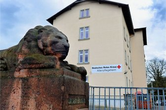 Drohung gegen Heim für junge Flüchtlinge in Kriebethal: Landkreis lässt Objekt nun dauerhaft bewachen - Das ehemalige DRK-Pflegeheim in Kriebethal wird derzeit noch zur Unterkunft für junge Migranten umgebaut. Der Landkreis lässt nach Drohungen "die Hütte anzuzünden" das Gebäude nun bewachen.