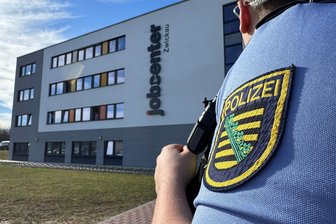 Drohung gegen Jobcenter Zwickau: Tatverdächtiger festgenommen - Nach einer Bombendrohung gegen das Jobcenter Zwickau gab es einen Polizeieinsatz.