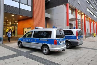 Drohungen gegen Jugendamt: Angeklagte einschlägig bekannt - Evakuiertes Bürgerzentrum Moritzhof: Über mehrere Wochen hinweg waren im Herbst vergangenen Jahres immer wieder Bombendrohungen gegen das Jugendamt der Stadt eingegangen.
