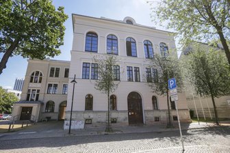 Drohungen gegen mehrere Schulen in Chemnitz – was steckt dahinter? - Auch das Berufliche Schulzentrum für Gesundheit und Sozialwesen in Chemnitz An der Markthalle ist von den Drohungen betroffen.