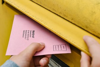 Druck der Stimmzettel: In Mittelsachsen bleiben keine zwei Wochen für die Briefwahl - Kommen die Wahlbriefe für die vorgezogene Bundestagswahl noch rechtzeitig an? Ja, heißt es von den Wahlbehörden. Andernfalls könne man direkt vor Ort wählen.