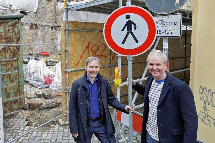 Druck von Zwickauer Händlern wirkt: Mariengäßchen bald wieder offen - Die Innenstadt-Händler André Richter (links) und Kai Pinkert haben sich stark gemacht, damit das Mariengäßchen früher wieder geöffnet wird, mit Erfolg. 