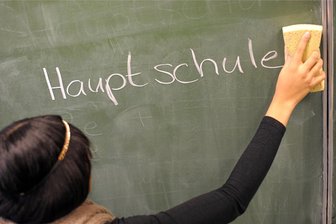 Druck zu groß – Schmeißen Schüler im Landkreis Zwickau wegen Prüfungsängsten die Schule? - Einfach von der Tafel wischen kann man das Problem mit den fehlenden Schulabschlüssen nicht. 216 Schüler haben 2021/2022 die Schule im Landkreis ohne Abschluss verlassen.