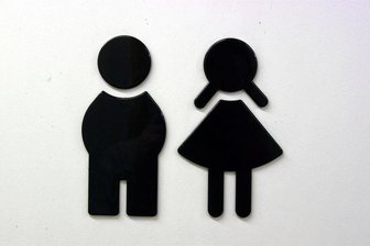 Drückende Frage in Adorf: Neue Innenstadt-Toilette mit oder ohne Gebühren? - Mit der Neugestaltung des Viola-Areals in Adorf entsteht ein massives Toilettenhaus. Die Stadt wollte für die Benutzung einen kleinen Obolus verlangen. Doch aus dem Stadtrat gibt es Stimmen, die davon abraten: Geld vor Ort könnte Vandalen anlocken, hieß es.