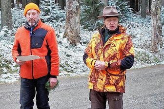 Drückjagd im oberen Vogtland: Wildschweine machen sich rar - Revierförster Axel Fabian (links) und Udo Lüttschwager, Leiter Staatsbetrieb Sachsenforst, bei der Drückjagd im Revier Rohrbach.