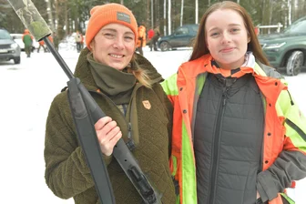 Drückjagd im Zellwald bei Großvoigtsberg: Was Mutter und Tochter bewegt - Doreen Ahner - hier mit ihrer entladenen Repetierbüchse - und Tochter Milou haben sich am Samstag an einer Drückjagd im Zellwald bei Großvoigtsberg beteiligt. Insgesamt waren gut 80 Jäger der Einladung des Sachsenforsts gefolgt.