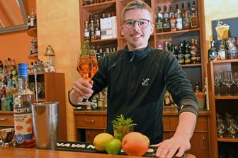 „Dry January Flöha 2026“: So geht das Rezept für einen alkoholfreien Ramazotti-Spritz - Zum Wohle! Felix Erdmann hat das Mixgetränk „Dry January Flöha 2026“ kreiert.