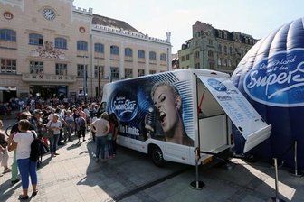 DSDS lockt Sänger und Schaulustige - Viele Zuschauer und Neugierige haben sich am Mittwoch auf dem Zwickauer Hauptmarkt eingefunden, wo ein RTL-Team ein Casting veranstaltet.