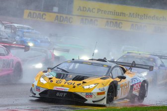DTM auf dem Sachsenring: Doppelsieger Güven freut sich über das „beste Rennen meiner Karriere“ - Jordan Pepper führt am Samstag im Lamborghini das Fahrerfeld auf regennasser Piste nach der ersten Kurve an.