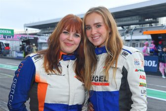 DTM-Finale: Für zwei sächsische Rennfahrerinnen kommt das Beste zum Schluss - Sophie Hofmann (links) und Chantal Fugel (rechts) hatten nach den letzten Saisonrennen gut lachen.