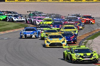 DTM-Spektakel auf dem Sachsenring: „Freie Presse“ verlost Freikarten - Mirko Bortolotti (ganz vorn im gelbgrünen Lamborghini) gewann beim DTM-Comeback im Vorjahr auf dem Sachsenring.