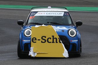 DTM: Wie eine Waldenburgerin vor ihrem Heimrennen auf dem Sachsenring zur Werbeträgerin wider Willen wurde - Unfreiwillige Werbung: Auf dem Nürburgring trug Sophie Hofmann zusätzliches Gepäck vor sich her.