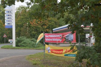 „Du verlässt meine Wohnung nicht lebend“: Freiberger steht vor Strafkammer in Chemnitz - Das Tankcenter an der Kleinschirmaer Straße in Freiberg: Hier hat sich im Februar 2025 ein versuchter Raubüberfall ereignet. Dazu fand eine Verhandlung am Landgericht Chemnitz statt.