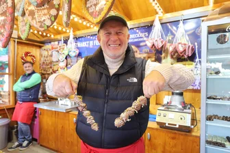 Dubai-Schokolade am Spieß: Wie weit kommt man mit 30 Euro auf dem Freiberger Christmarkt? - Kreativer Trendsetter: Michael Zinnecker macht Fruchtspieße mit Dubai-Schokolade.