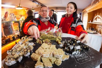 Dubai-Schokolade trifft auf Stollen: So schmeckt die Neuheit aus dem Erzgebirge - Virginie Wolf aus Annaberg (links) und Julie Lasch aus Thum haben gekostet. Ergebnis: Sie haben sich gleich Dubai-Stollen bestellt.