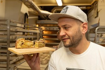 Dubai-Schokolade war gestern: Bäcker aus dem Erzgebirge lüftet das Geheimnis um seinen Dubai-Stollen - Bäckermeister Christian Beyer hat den Buß- und Bettag genutzt und an seinem freien Tag getestet, was hinter dem Hype um die Dubai-Schokolade steckt. Er ist zwar selbst kein Schoko-Fan, rechnet aber damit, dass der Dubai-Stollen ebenfalls gut läuft.