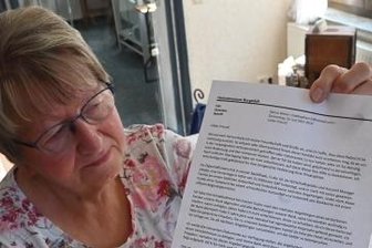 Dubiose E-Mail geht in Museum ein - Steffi Schmidt vom Heimatmuseum zeigt eine ausgedruckte E-Mail, die der Verein von möglichen Betrügern bekommen hat.