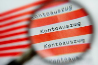 Dubiose Geldabbuchungen vom Konto: Opfer aus dem Erzgebirge will warnen - Erst beim Blick auf die Kontoauszüge wurden die merkwürdigen Abbuchungen entdeckt.