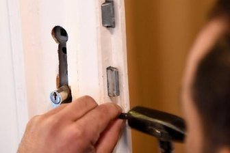 Dubioser Schlüsseldienst: Abgezockt und bedroht - Die Fraureuther hatten damals bei einem mutmaßlichen Werdauer Schlüsseldienst um Hilfe gebeten.