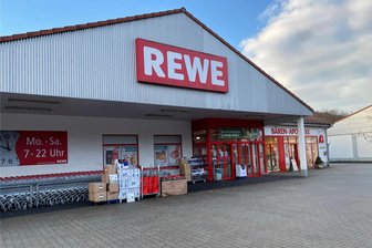 Duell der Giganten in Wilkau-Haßlau: Edeka setzt Rewe vor die Tür - Noch hat der Rewe-Markt in Wilkau-Haßlau geöffnet. Weil der Handelsriese den Kauf des Grundstückes verpasst hat, kam Edeka bei der Ausschreibung zum Zug. Und Edeka will dort nun selbst bauen.
