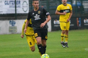 Duell der jungen Mannschaften - Der Sprung von der Vogtlandklasse in die Oberliga scheint dem 20-jährigen Auerbacher Marvin Todt (hier gegen Plauen) gut getan zu haben. In den letzten Spielen bewies er immer öfter, was er fußballerisch drauf hat.
