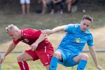 Duell der Torgaranten im Waldstadion - Der FC Fortuna Plauen, hier mit Artur Maier (links), ist fulminant in die Saison 2022/2023 gestartet. Im Stadtderby hieß es beim SV Concordia Plauen (Tim Glück, rechts) am Ende 5:2 für die Fortuna.