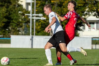 Duell der Torjäger: Freiberger Fußballer richten sich im Erzgebirge auf Offensivfeuerwerk ein - Die Freiberger um Kevin Seifert (l.) – hier im Duell gegen den Wilsdruffer Niklas Naumann – wollen wieder in die Erfolgsspur zurückfinden.
