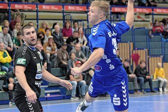 Duell mit etwas Silberstrom - Robin Fischer - hier daheim gegen Zwönitz - gehört zu den Neuen im Auer Juniorteam, hat auch in der A-Jugend noch Spielrecht.