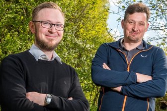 Duell um Chefsessel im Rathaus - Einzelkandidat Stefan Pechfelder (links) und André Rösch für die Wählervereinigung "Pro Großrückerswalde" bewerben sich um das Amts des Bürgermeisters in Großrückerswalde. 