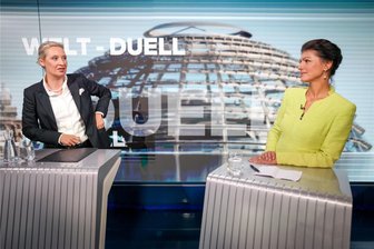 Duell Weidel und Wagenknecht: Konfrontation statt Kuscheln - Alice Weidel (l, AfD) und Sahra Wagenknecht (BSW) stehen an ihren Rednerpulten zu Beginn des TV-Duell bei dem Nachrichtensender Welt-TV.