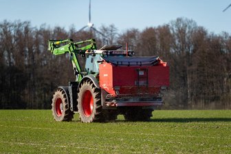 Düngemittel knapp: Bauern in Sachsen leiden unter Preishoch - Sachsens Landwirte müssen im Frühjahr für eine gute Ernte wieder Stickstoffdünger ausbringen. Doch der ist aktuell sehr teuer. 