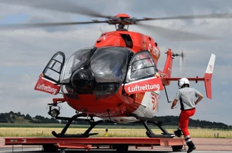 Dünne Luft für Sachsens Rettungshubschrauber? -  Menschenleben in Gefahr: Ein Pilot der Luftrettung startet zum Einsatz. Insgesamt 5600 Flüge absolvierten DRF und ADAC im vergangenen Jahr in Sachsen. 