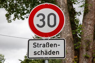 Dünnschichtasphalt soll Zwickauer Straßen retten - Die Schilder „Straßenschäden“ sollen im Stadtgebiet von Zwickau seltener zu sehen sein.