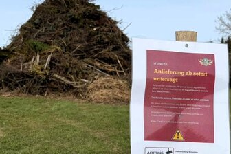 Dürfen in Vogtland-Dorf keine Höhenfeuer angemeldet werden? - Was am Gerücht dran ist - In Brockau reicht das Holz für viele Stunden. Deshalb ist die weitere Anlieferung untersagt.