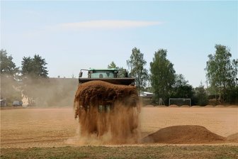 Dürre: Sportplatzbau in Limbach gerät ins Stocken - Wüste statt grüner Rasen: Beim Verteilen des Erde-Sand-Gemisches auf dem Limbacher Sportplatz staubt es tüchtig. 