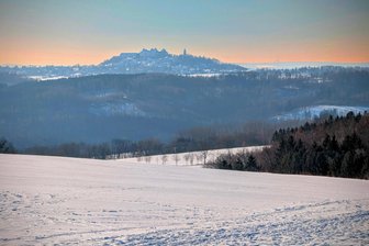 Dürre trotz Schnee? Warum ein Freiberger Forscher auf Regenwetter und späten Frühling hofft - Trotz Schneedecke ist der Boden in Mittelsachsen, hier ein Blick auf Augustusburg, zu trocken.