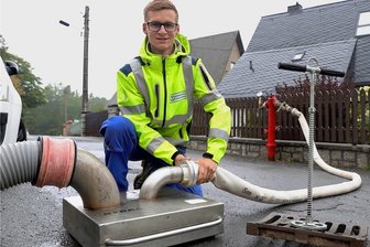 Dürre: Wasserwerke im Westerzgebirge spülen Rohre derzeit kürzer - Ramon Herrmann, Anlagenmechaniker für Rohrsystemtechnik, bei einer regulären Rohrnetzspülung am Freitag in Lauter. Bedingt durch einen aktuelle Rohrbruch auf einer Baustelle musste in Lauter gestern zusätzlich und intensiv gespült werden. 